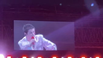 华晨宇演唱会现场惊现吃播第一人，粉丝直呼太接地气！