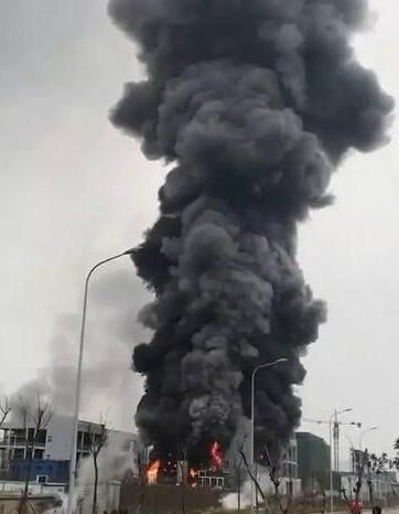 航拍山东化工厂爆炸：大量浓烟升起